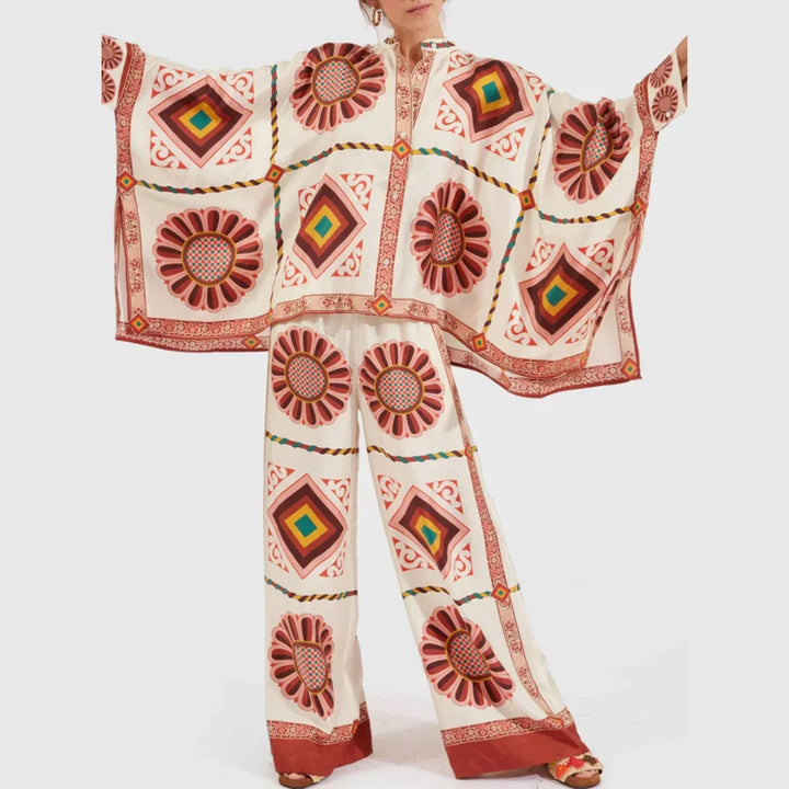 Ensemble femme boho chic rouge, en coton léger, avec motifs floraux printaniers et coupe ample pour un confort élégant.