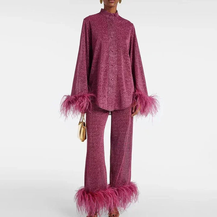 Ensemble femme rouge vin avec manches en plumes et franges au bas, adapté pour des occasions festives.