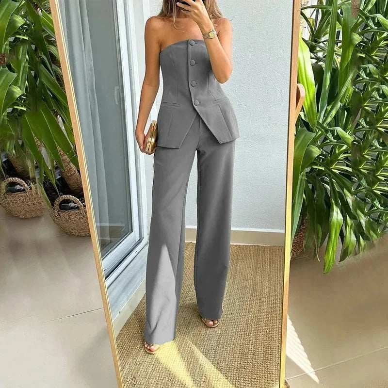 Ensemble femme bustier en tissu léger avec pantalon taille haute, coupe ajustée et détails raffinés pour un look élégant.