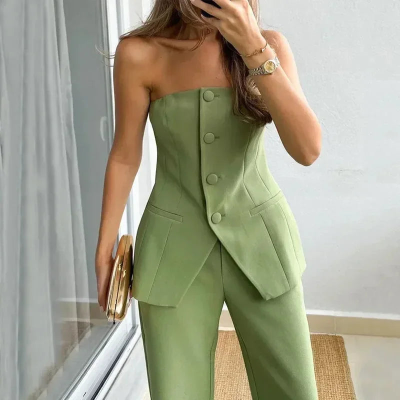 Ensemble femme en coton, comprenant un bustier ajusté et un pantalon taille haute, style moderne aux détails raffinés.