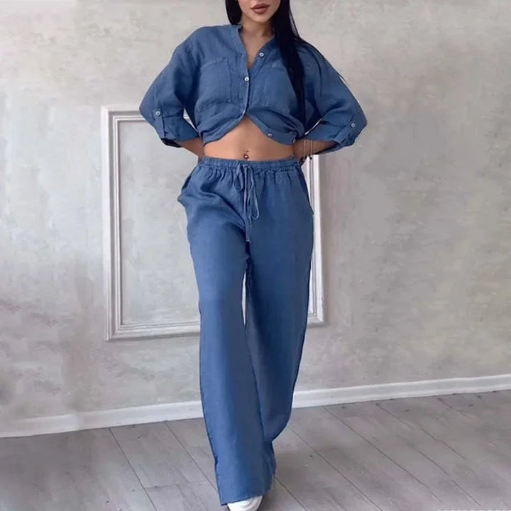 Ensemble femme en lin léger, chemise et pantalon ample bleu, parfait pour un look décontracté et confortable.
