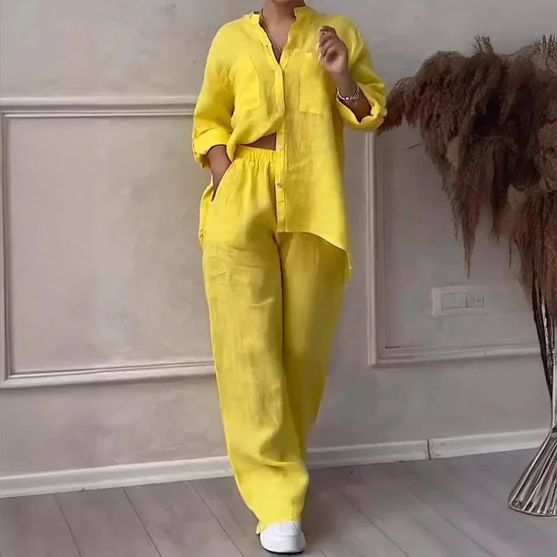 Ensemble femme en lin léger jaune, composé d'une chemise fluide et d'un pantalon ample, parfait pour le confort estival.