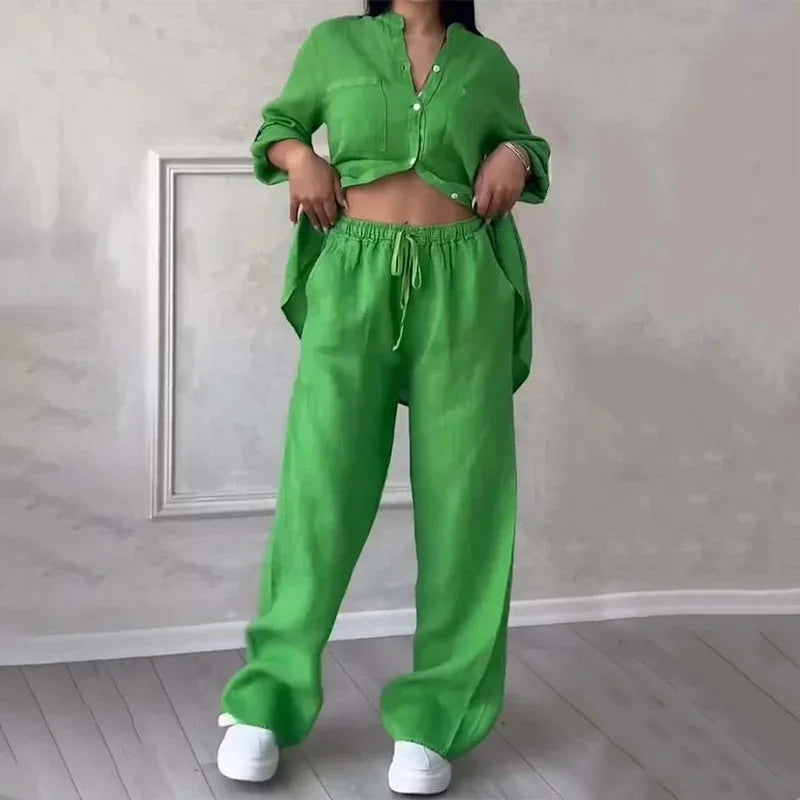 Chemise et pantalon ample en lin léger vert, parfaits pour un look décontracté et confortable lors des journées ensoleillées.