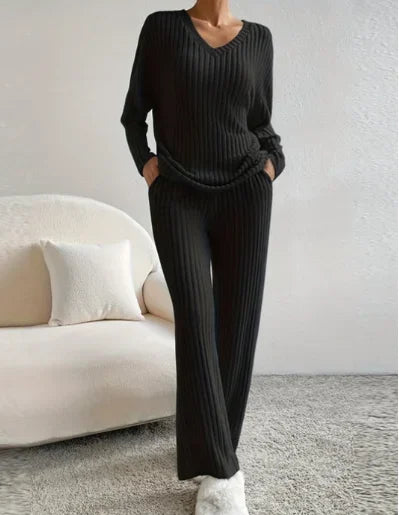 Ensemble femme beige à manches longues, conçu en coton mélangé, adapté pour la maison ou les sorties.