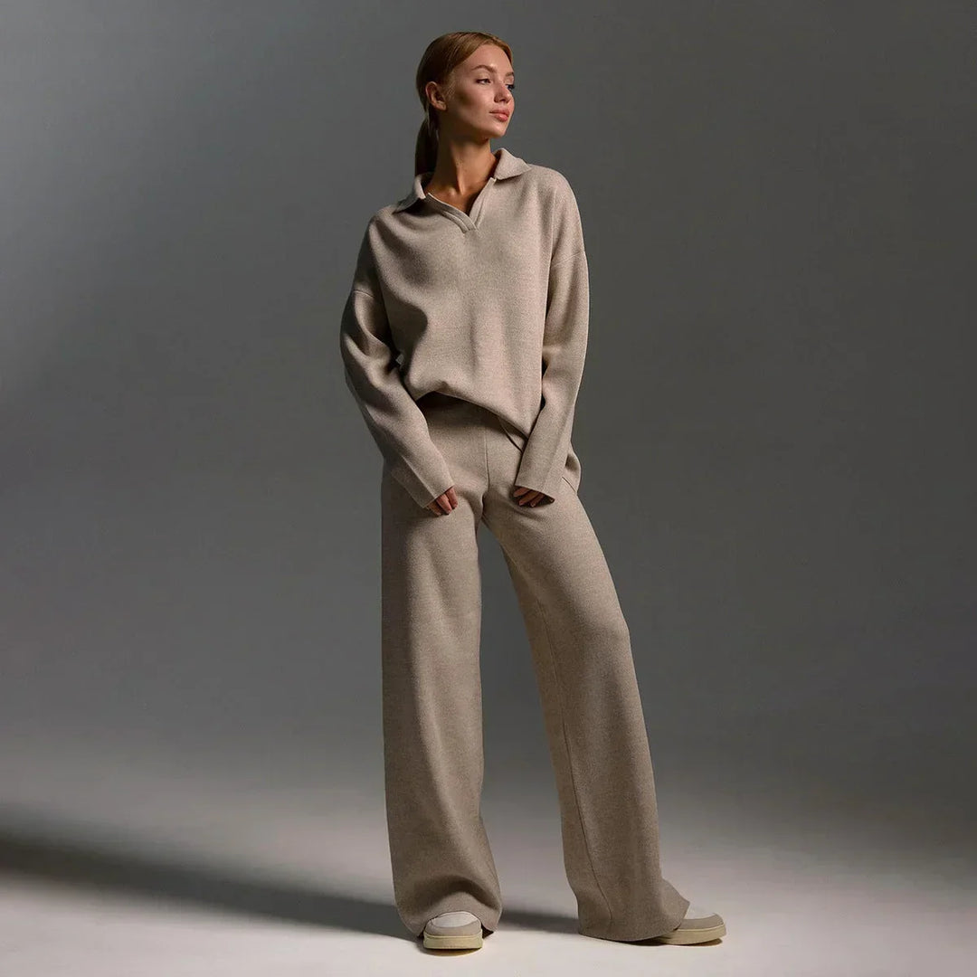 Ensemble femme gris avec col chemise et pantalon ample en tissu léger et respirant.