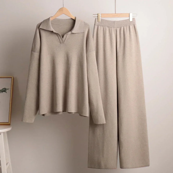 Ensemble femme blanc avec blouse col chemise et pantalon ample, en tissu respirant, pour des occasions décontractées.