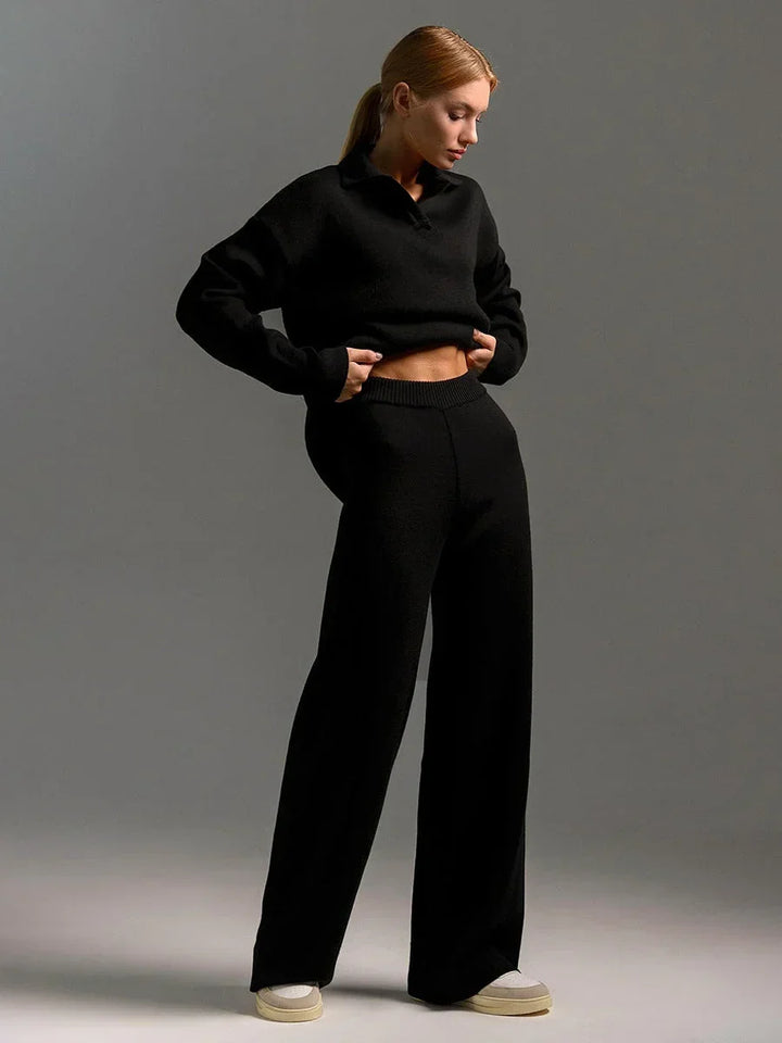 Ensemble femme gris avec col chemise et pantalon ample, conçu en tissu léger pour un style décontracté.