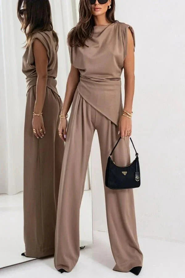Ensemble femme deux pièces en tissu léger, composé d'une blouse et d'un pantalon ample, couleur gris clair.