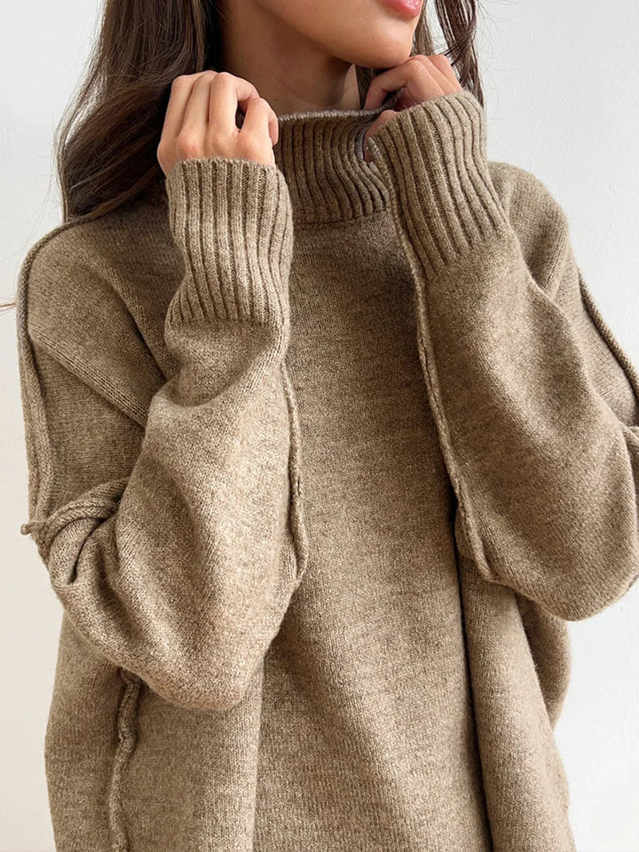 Ensemble femme gris en maille douce, col roulé, coupe décontractée, adapté pour les journées relaxantes.