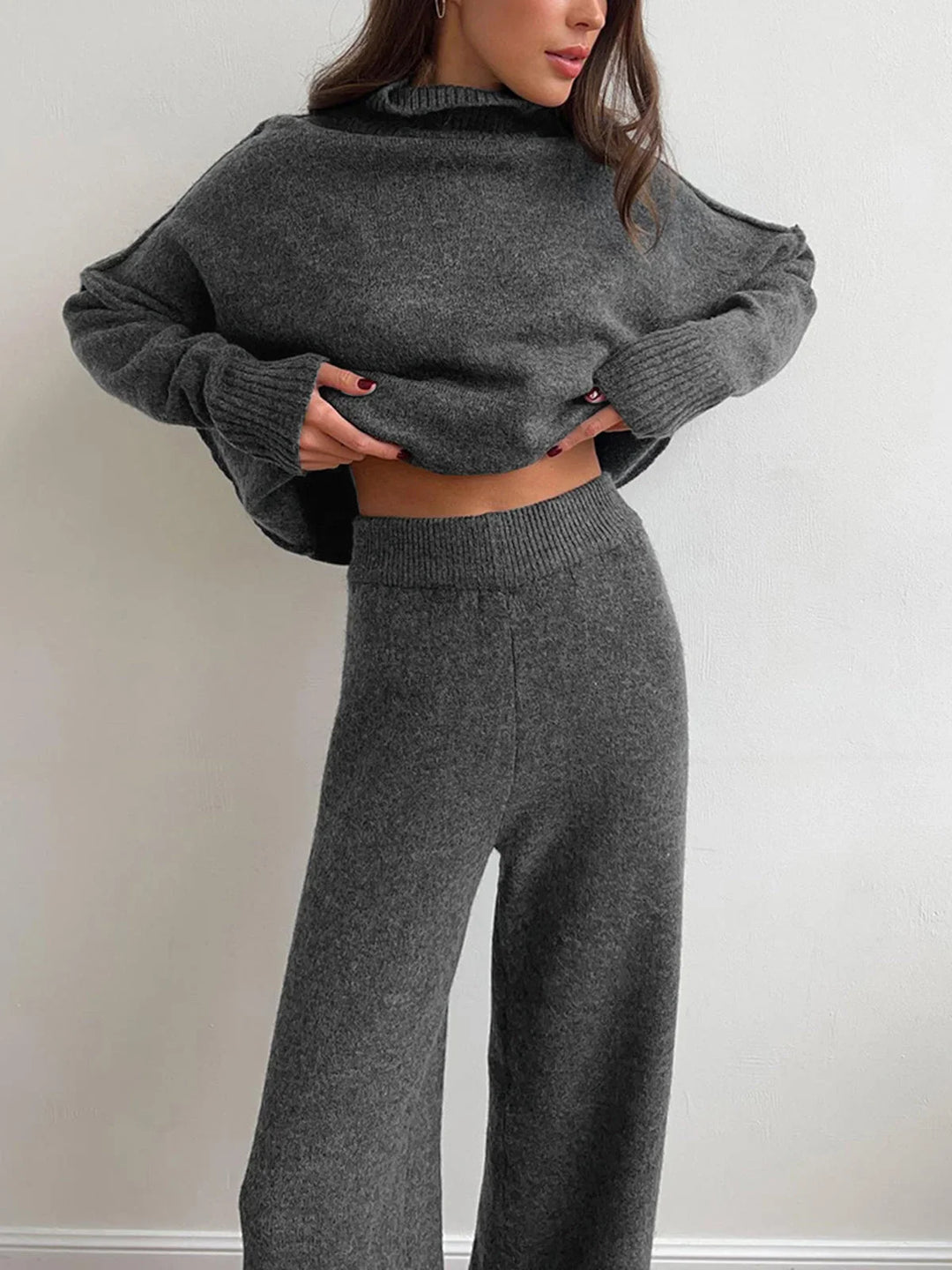 Ensemble femme en maille douce marron, col roulé et coupe confortable pour un style décontracté.