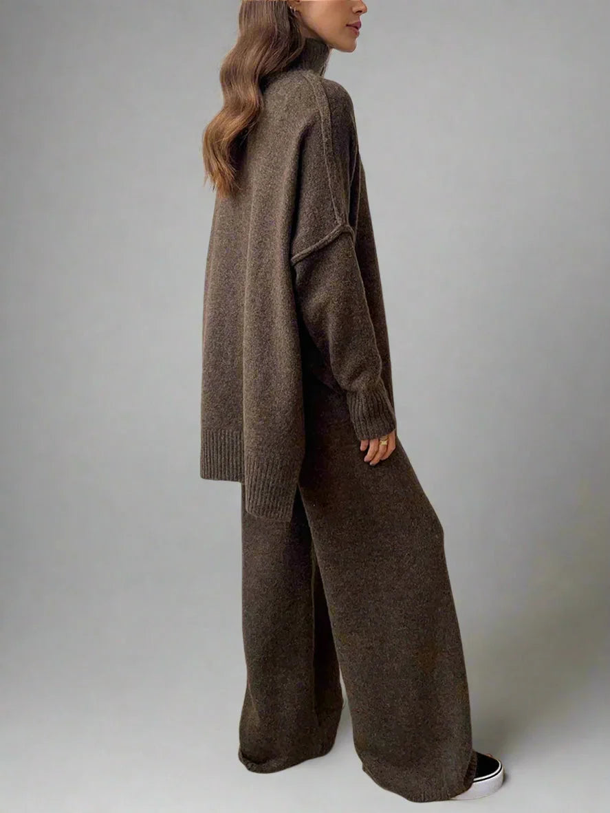 Ensemble femme en maille douce, col roulé, coupe décontractée, couleur marron.
