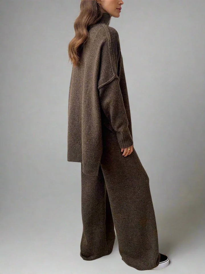 Ensemble femme en maille douce, col roulé, coupe décontractée, couleur marron.