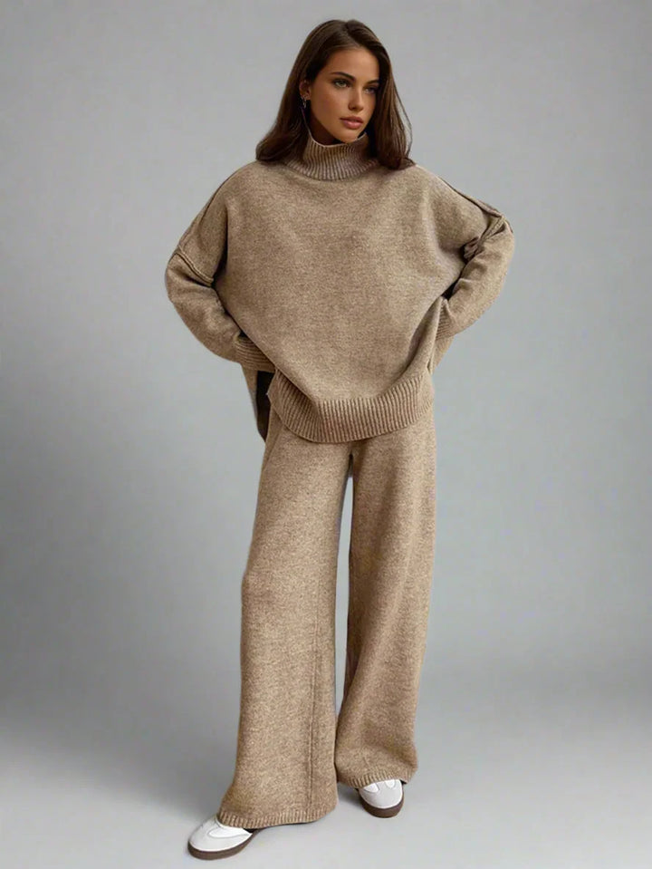 Ensemble femme beige en maille douce avec col roulé, conçu pour un style décontracté et confortable.