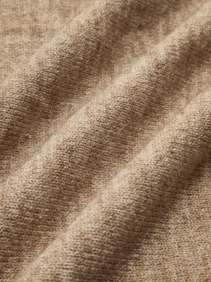 Ensemble femme en maille douce, col roulé, coupe décontractée, couleur gris.