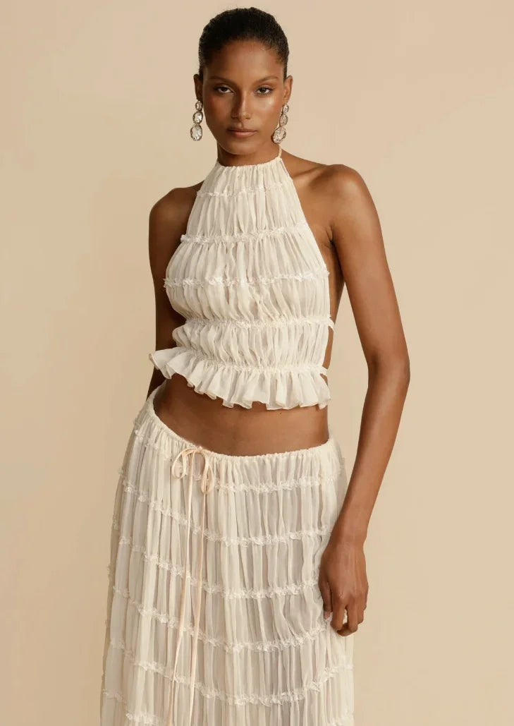 Ensemble femme ivoire en coton, jupe fluide et haut à volants, parfait pour un look décontracté et élégant.