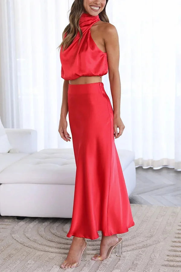 Ensemble femme avec jupe fluide en tissu léger et top à col drapé, idéal pour des occasions décontractées.