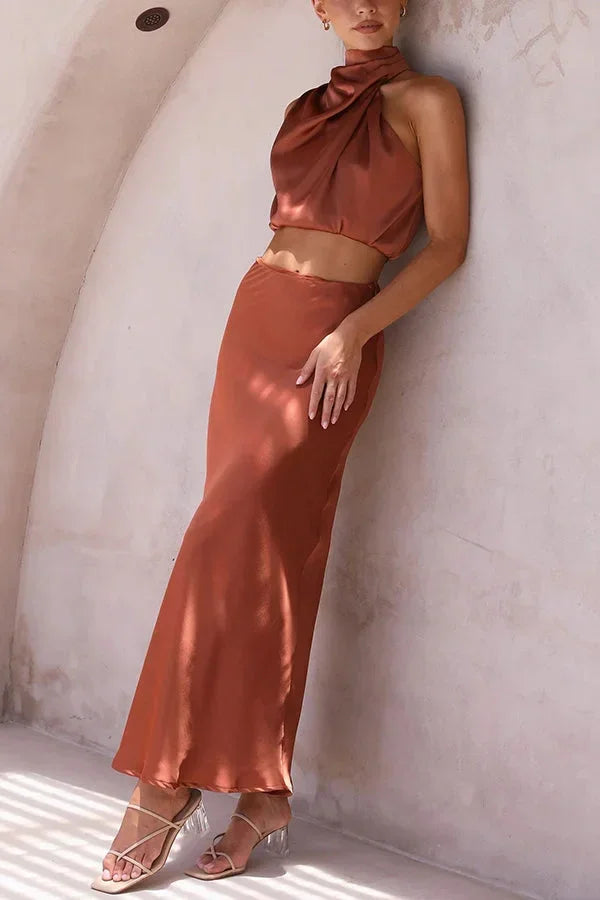 Ensemble femme en tissu léger, jupe fluide avec top à col drapé, parfait pour un look casual élégant.