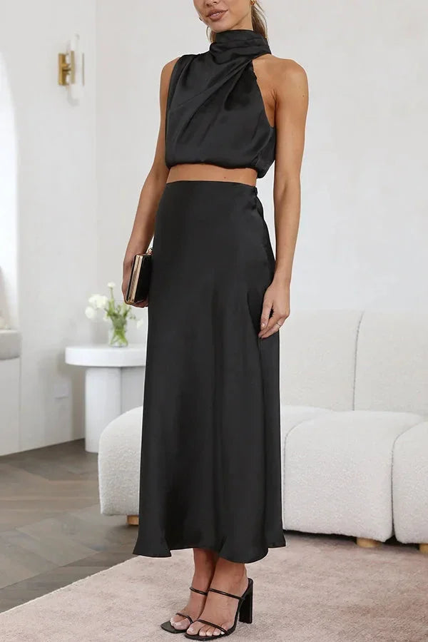 Ensemble femme noir avec jupe fluide et top à col drapé, en matière légère, idéal pour des occasions décontractées.