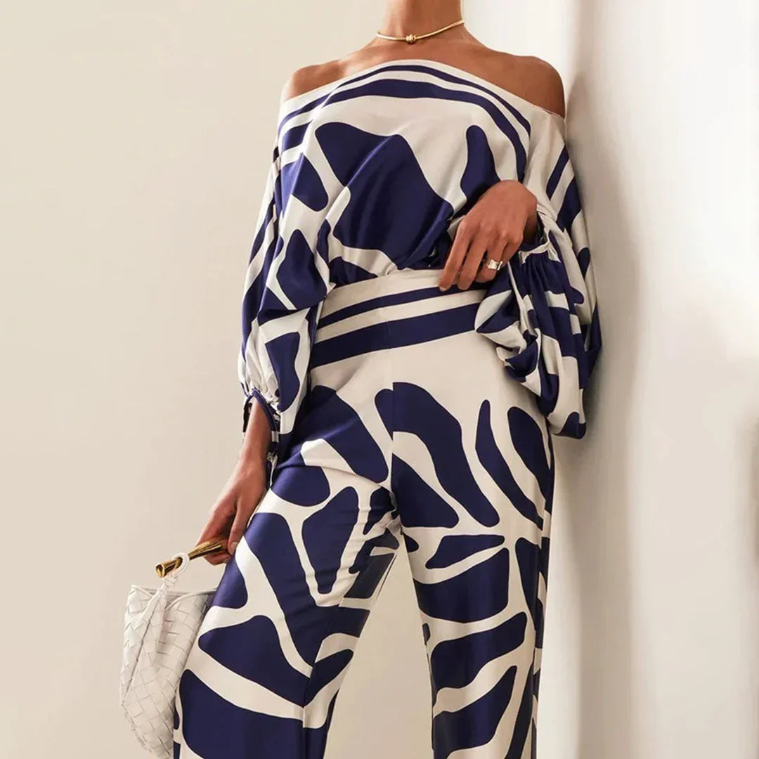 Ensemble femme en tissu léger, avec manches tombantes et pantalon droit, offrant un look décontracté et confortable.