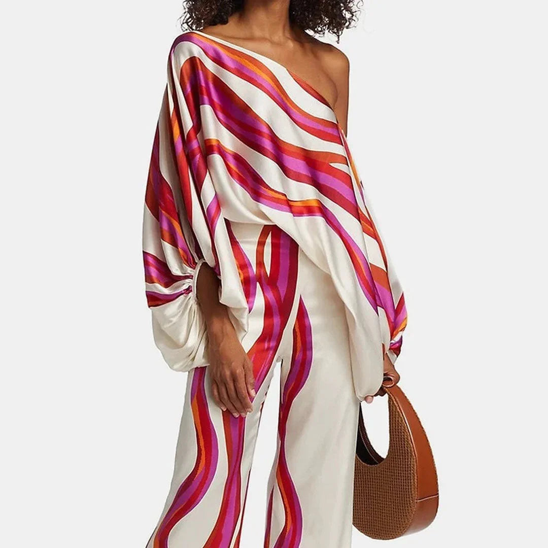 Ensemble femme en tissu léger, avec manches tombantes et pantalon droit, idéal pour un look décontracté et élégant.