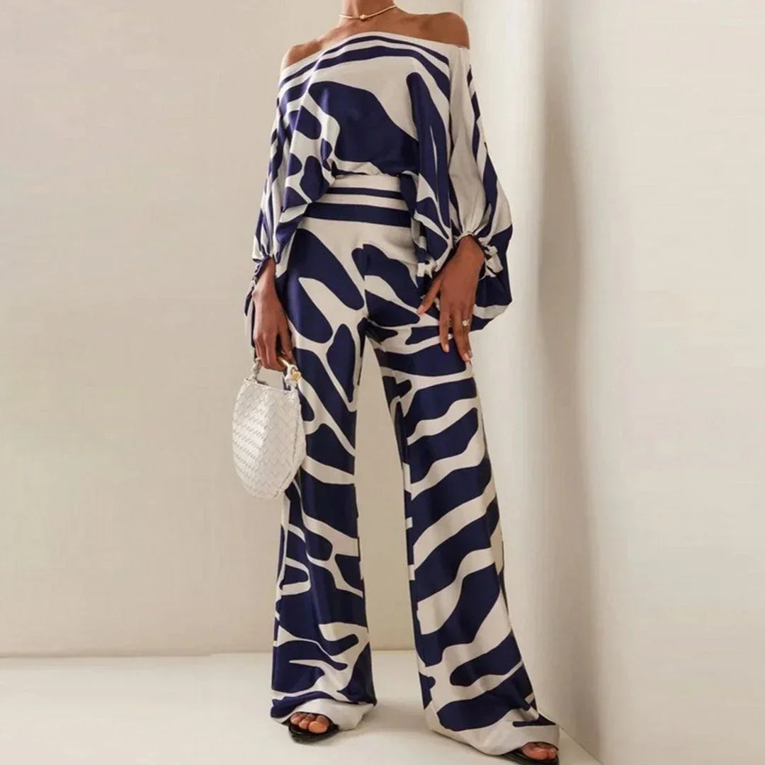 Ensemble femme bleu avec manches tombantes, en tissu léger, incluant un pantalon droit pour un look décontracté et élégant.