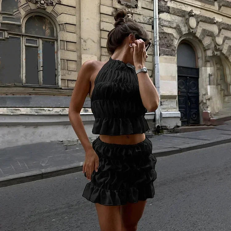 Ensemble femme plissé deux pièces, col licou, en polyester léger et fluide, parfait pour un look décontracté et élégant.