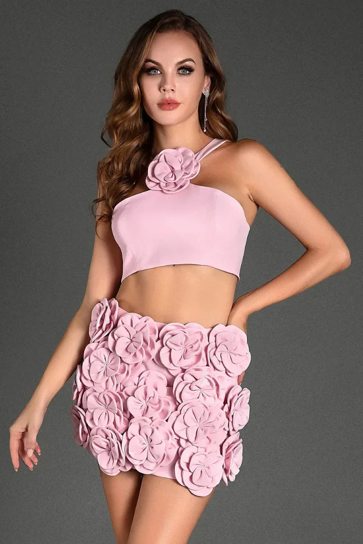 Ensemble femme rose en tissu léger, comprenant un top dos nu orné d'appliqués floraux délicats et d'une jupe assortie.