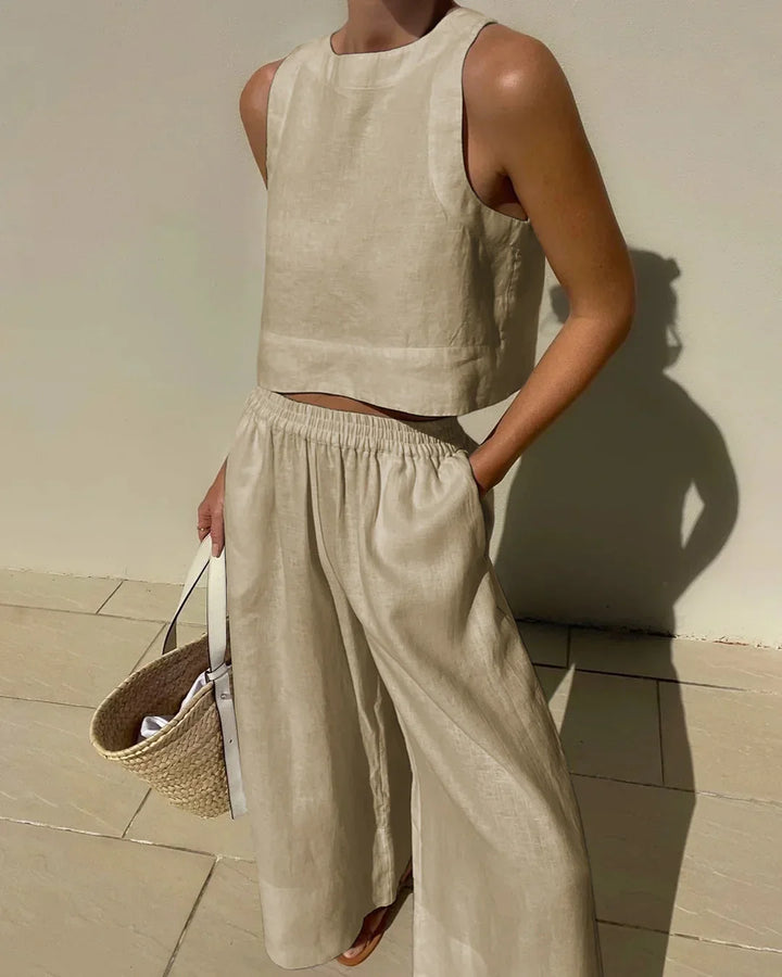 Ensemble femme sans manches, composé d'un top court en coton et d'un pantalon fluide à la coupe décontractée.