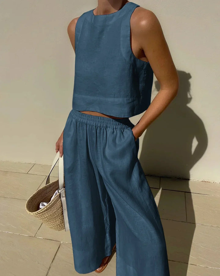 Ensemble femme sans manches en coton léger, comprenant un top court ajusté et un pantalon fluide à taille élastique.