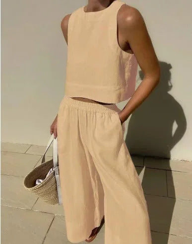 Ensemble femme kaki sans manches, constitué d'un top court léger et d'un pantalon fluide en matière respirante.
