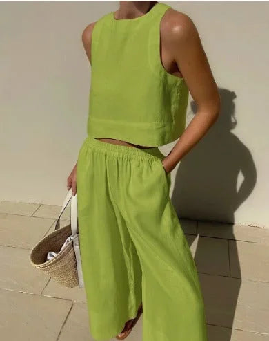 Ensemble femme vert sans manches, avec top court en coton léger et pantalon fluide à taille élastique, parfait pour l'été.