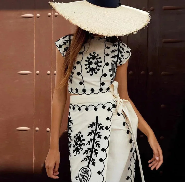 Ensemble femme sans manches en coton brodé, avec une jupe fluide, idéal pour le printemps et l'été.