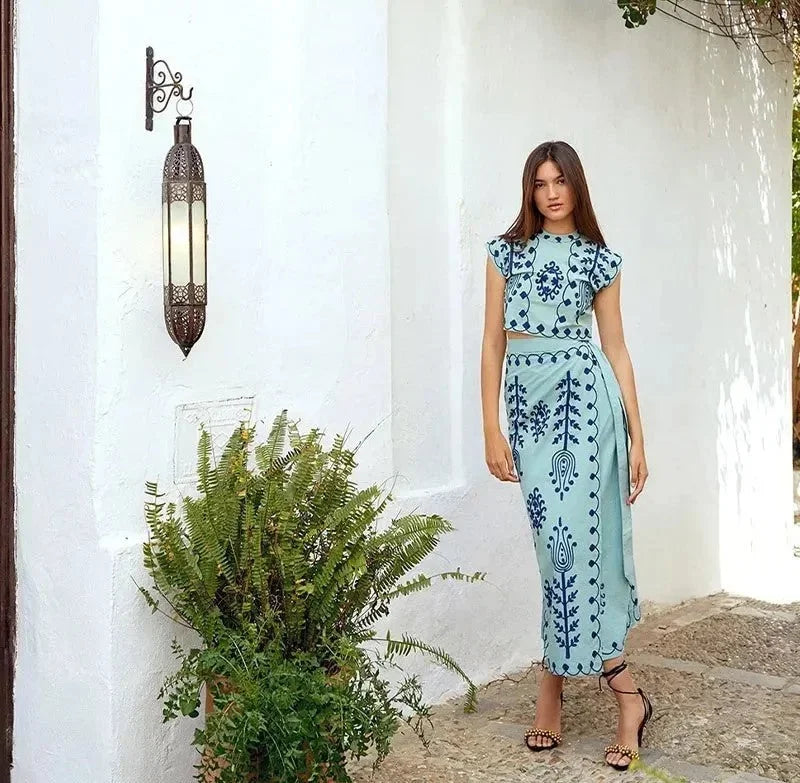 Ensemble femme sans manches en coton brodé, jupe fluide bleu clair avec motifs délicats. Style élégant et léger.
