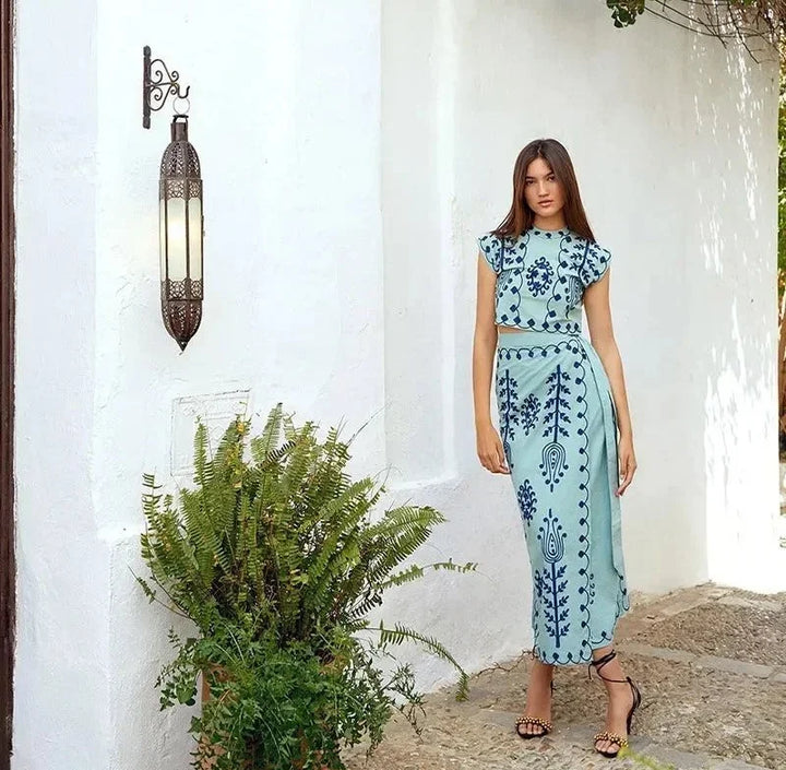 Ensemble femme sans manches en coton brodé, jupe fluide bleu clair avec motifs délicats. Style élégant et léger.