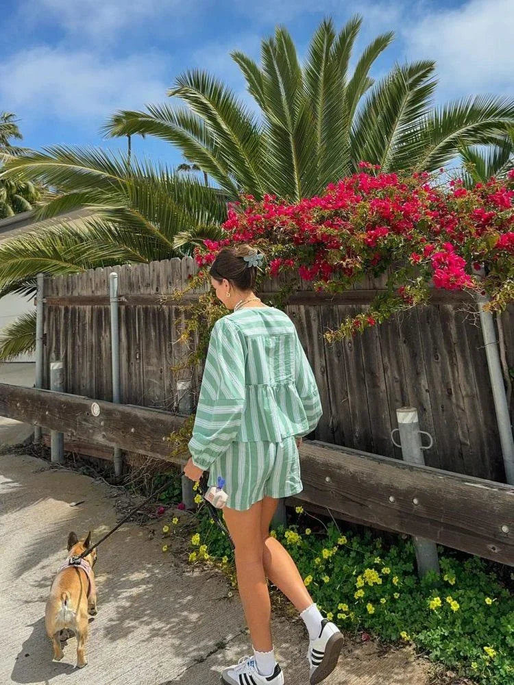 Ensemble femme été en coton léger, rayures vertes, comprenant une blouse à manches courtes et un short coordonné.