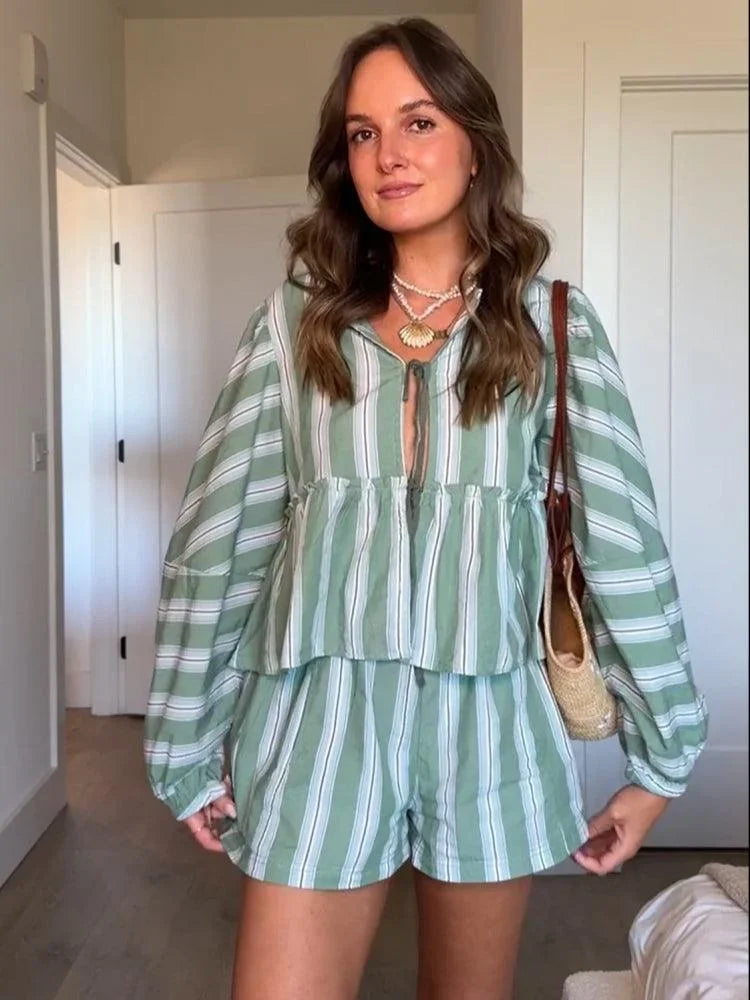 Ensemble femme été avec blouse rayée verte en coton léger et short assorti, idéal pour les journées ensoleillées.