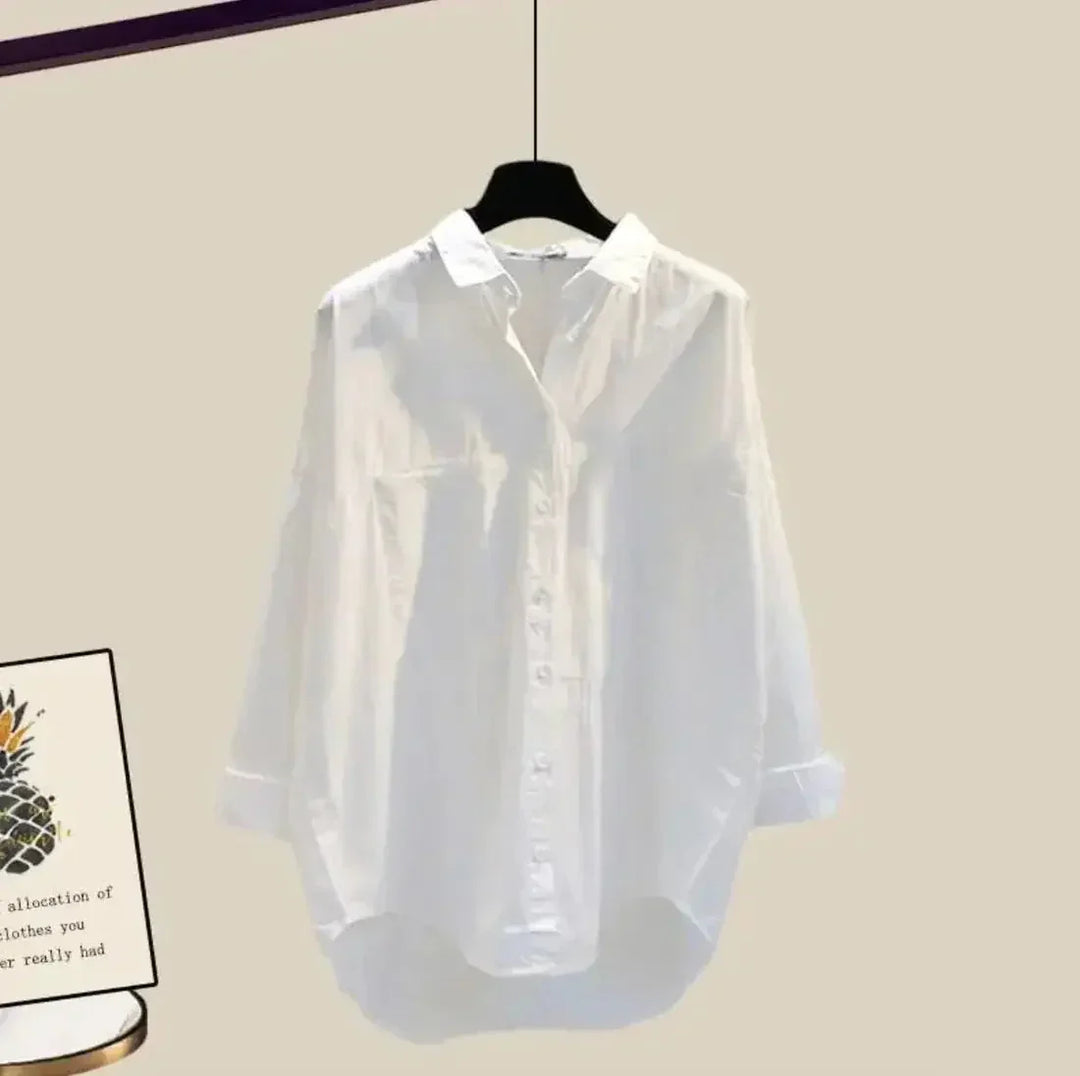 Ensemble femme trois pièces en coton doux, comprenant une blouse, un pantalon et un cardigan gris au design élégant.
