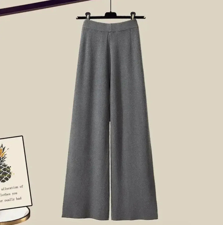 Ensemble trois pièces femme en tissu doux et respirant, avec des lignes élégantes et une coupe confortable.