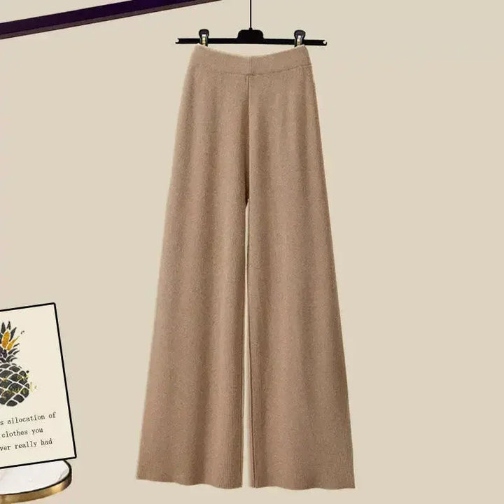 Ensemble femme beige trois pièces en coton, comprenant une blouse, un pantalon et une veste au design élégant.