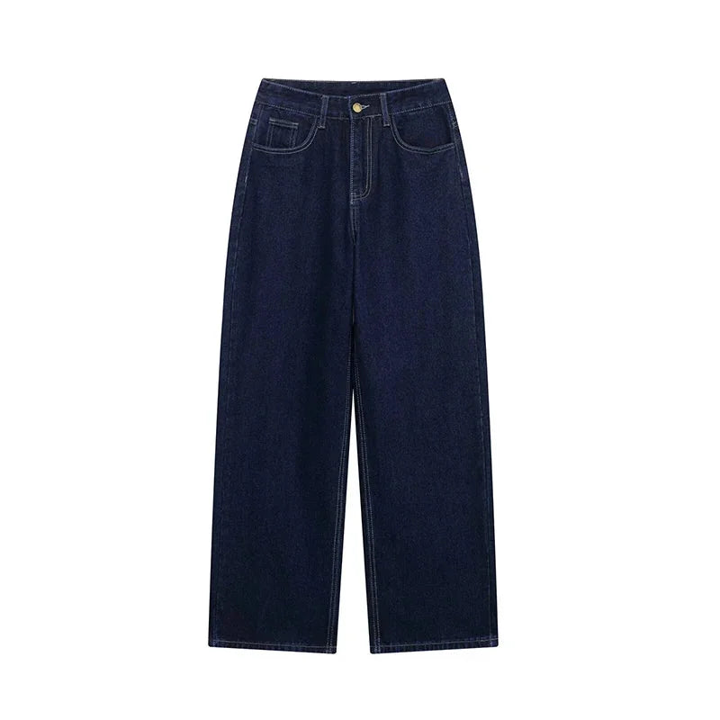 Ensemble femme en denim, comprenant une veste et un pantalon avec ceinture ajustable et coupe décontractée.