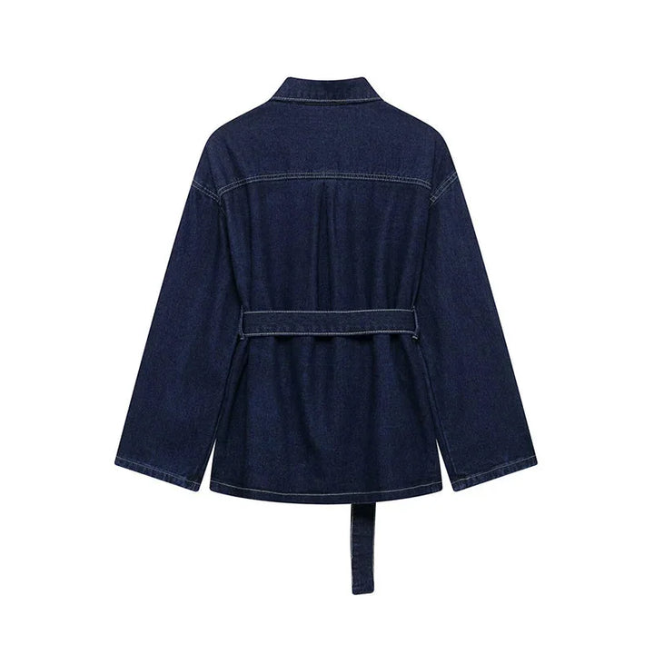 Ensemble femme en denim, comprenant une veste et un pantalon avec ceinture assortie. Style décontracté.