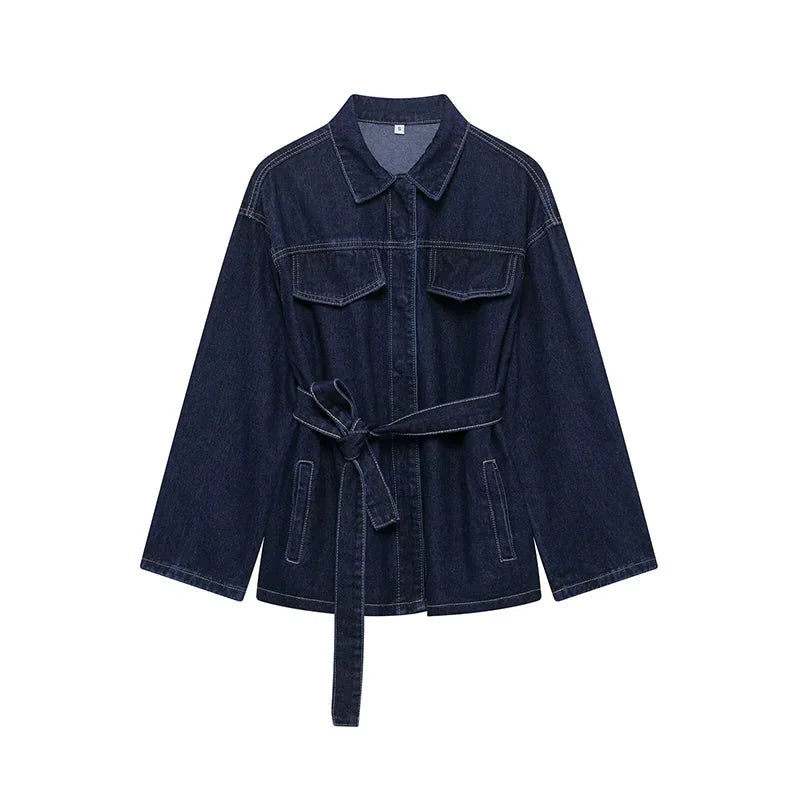 Ensemble femme en denim, comprenant une veste et un pantalon avec ceinture, coupe moderne, couleur bleue.