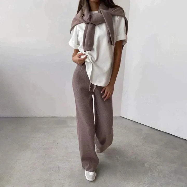 Ensemble femme marron avec col haut, conçu en tissu doux et respirant, idéal pour un usage quotidien.