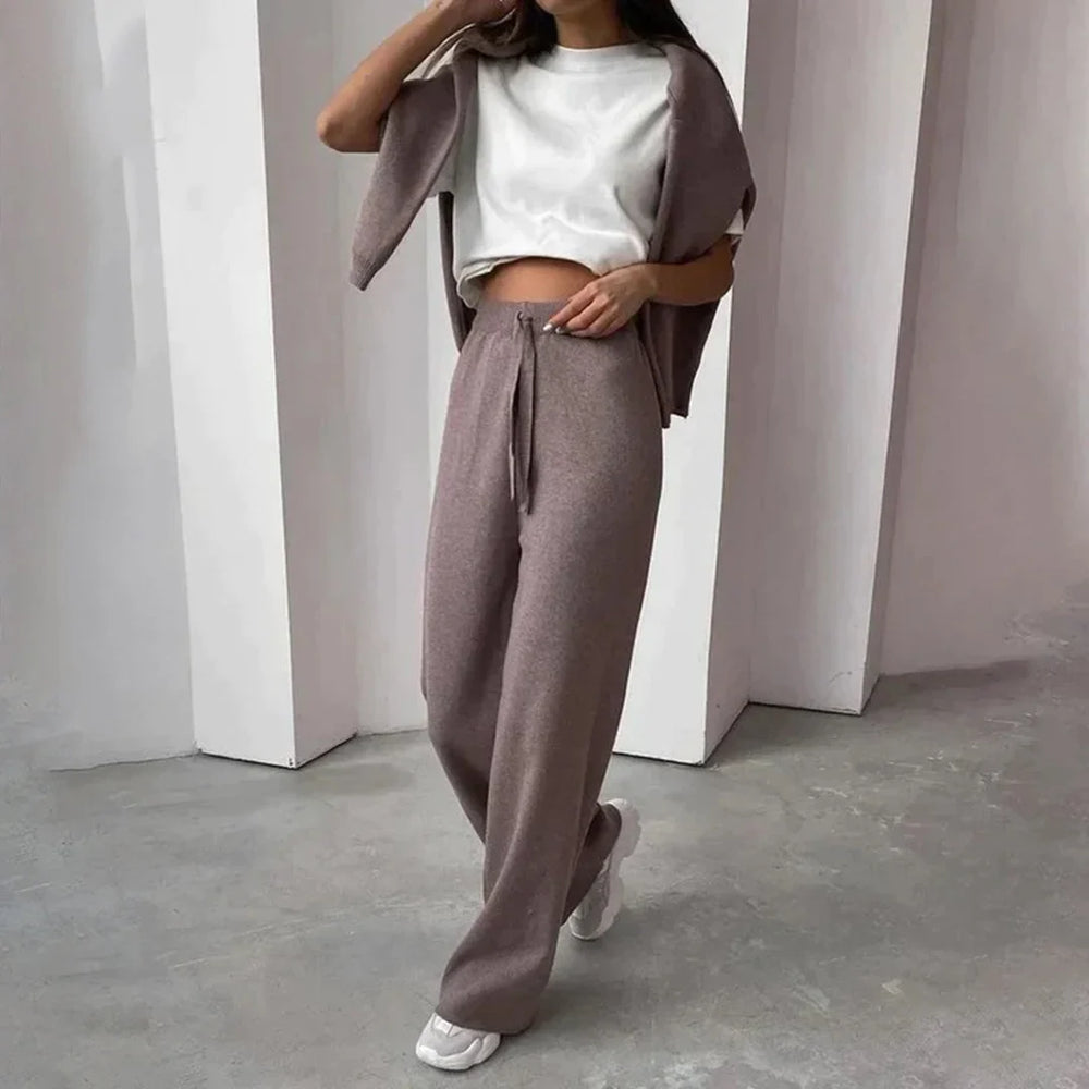 Ensemble femme lilas, col haut, en matière douce, pour un look décontracté et un confort optimal.