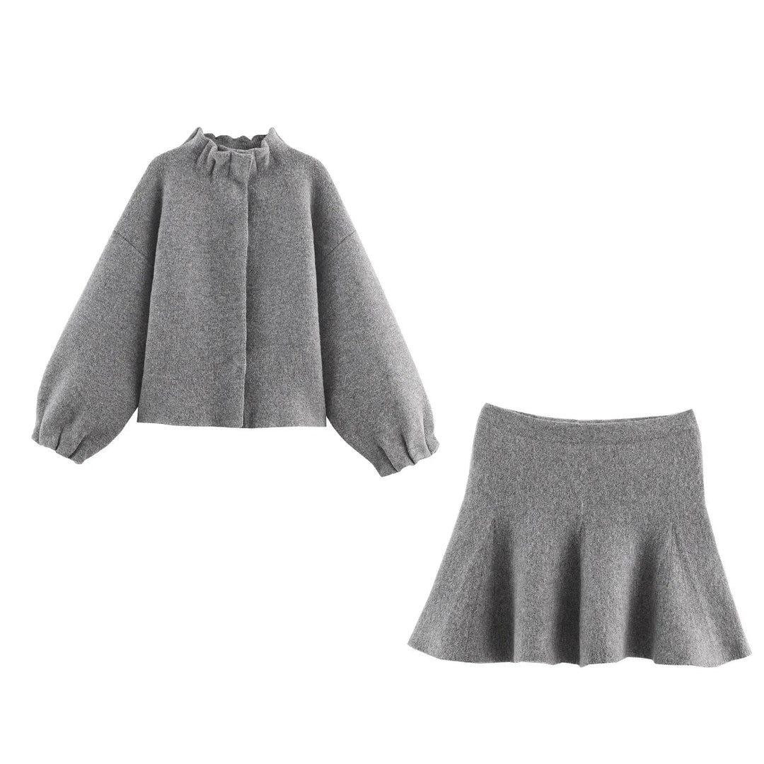 Ensemble gris femme avec jupe courte et veste longue cintrée en tissu léger, adapté pour l'automne.