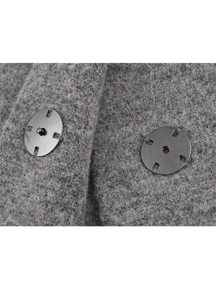 Ensemble gris femme avec jupe courte et veste longue à manches en mélange de coton léger.