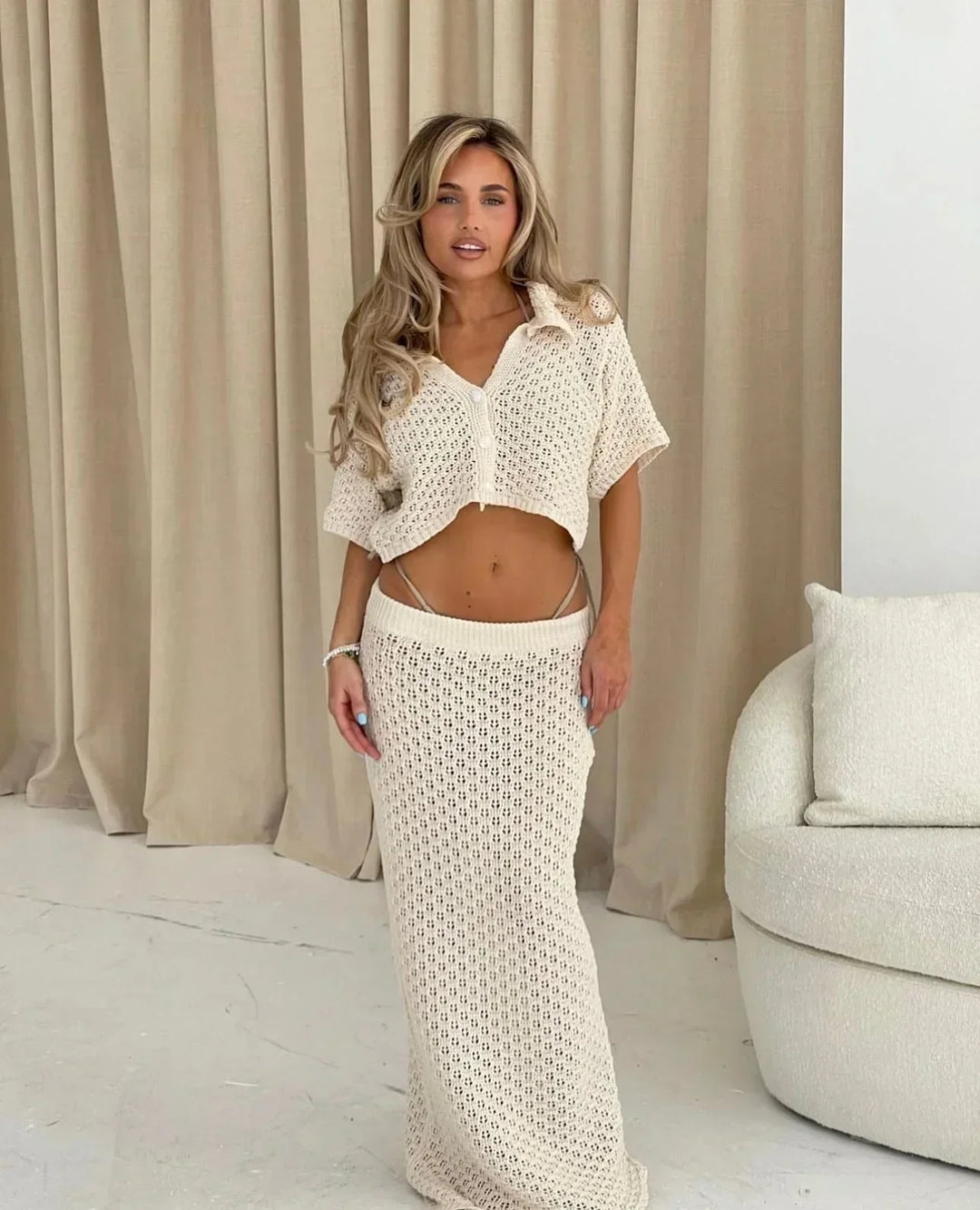 Ensemble été avec jupe maxi en tissu léger et haut en crochet pour un style décontracté et confortable.