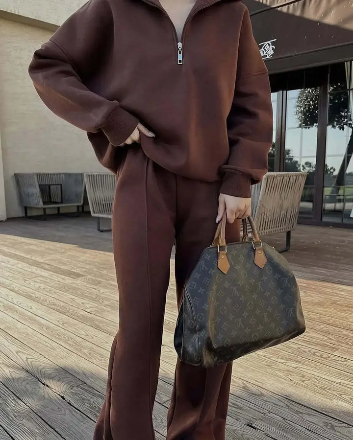 Ensemble femme gris en coton, composé d'un sweat-shirt et d'un pantalon assorti, idéal pour l'automne.