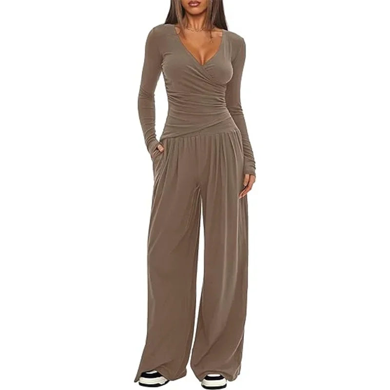 Ensemble sportswear femme kaki avec pantalon ample et manches longues, conçu pour le confort quotidien.