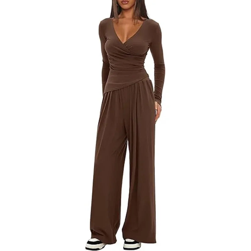 Ensemble sportswear femme kaki, composé d'un haut à manches longues et d'un pantalon ample.